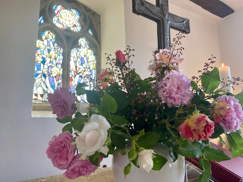 Altar in der kleinen Kapelle in Auetal-Rehren mit Blumenschmuck Foto: Antje Wachtmann Altar in der kleinen Kapelle in Auetal-Rehren mit Blumenschmuck Foto: Antje Wachtmann © Foto: Antje Wachtmann / Haus kirchlicher Dienste