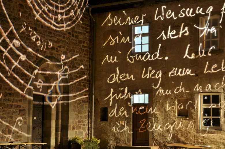 Lichtinstallation an Klosterkirche und Tagungshaus Lichtinstallation an Klosterkirche und Tagungshaus © Nikola Dicke