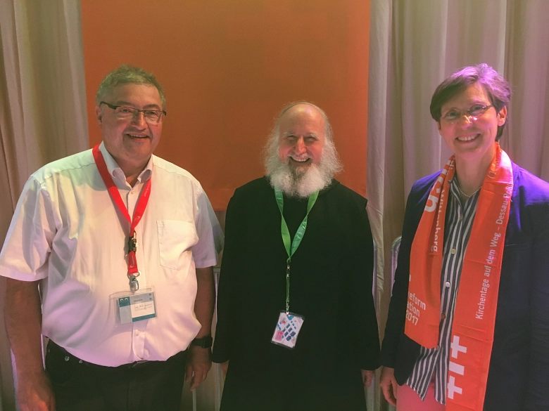 Pastorin Amélie zu Dohna, Referentin für Kirche im Tourismus und Pilgern der Hannoverschen Landeskirche, Pater Amseln Grün, Diakon Karl-Heinz Jaworski, Leiter des Fachbereichs Kirche in Freizeit und Tourismus der Württembergischen Landeskirche (Foto: Tob Pastorin Amélie zu Dohna, Referentin für Kirche im Tourismus und Pilgern der Hannoverschen Landeskirche,
Pater Amseln Grün, Diakon Karl-Heinz Jaworski, Leiter des Fachbereichs Kirche in Freizeit und Tourismus der Württembergischen
Landeskirche (Foto: Tob © Pilgerweg
