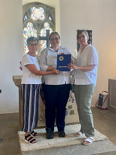 Pastorin Antje Wachtmann mit den beiden Kirchenvorsteherinnen Angelika Held und Christa Sahlfeld, Foto: Elisabeth Müßel&nbsp;&copy;&nbsp;Haus kirchlicher Dienste der Ev.-luth. Landeskirche Hannovers, PLV