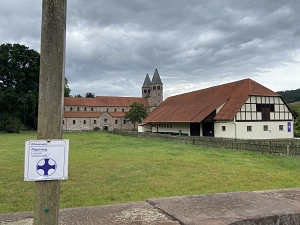 Augustwolken über Pilgerherberge und Kloster Bursfelde_Fotograf Klaas Grensemann.jpg